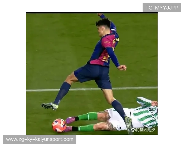 巴萨包夹反抢后形成推进，拉菲尼亚射门被扑